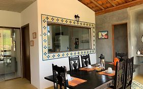Casa Amarela - 3 suítes e piscina